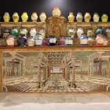 � il direttore a condurci davanti all�altare maggiore del XVIII secolo, l� dove sono posizionati alcuni dei preziosi pigmenti, illuminati da una luce chiara e custoditi in vasi di vetro